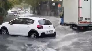 İstanbul'da yollar göle döndü: İETT otobüsünü su bastı