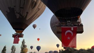 Kapadokya'da balonlar Türk bayraklarıyla havalandı