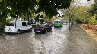 Tekirdağ'da sağanak yolları göle çevirdi