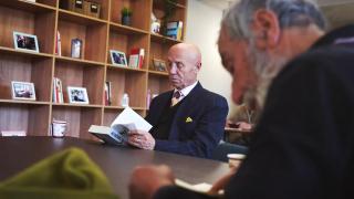 60 yaş üstü vatandaşlar Yadigar Kahvesi'nde sosyalleşiyor