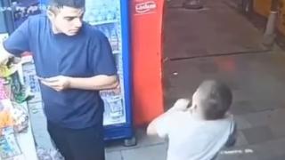 Büfeye giden çocuğun omuzuna yorgun mermi isabet etti