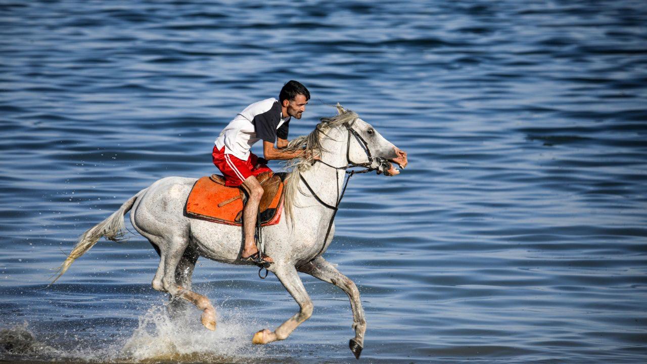 "Gölün tuzlu suyu sodalı suyunda şifa buluyorlar"
