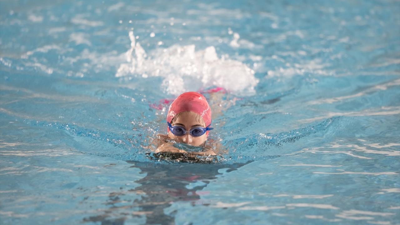"Kızım gerçekten çok mutlu ve yüzmeyi öğreniyor"