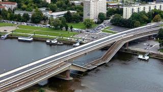 Almanya'da köprü çöktü, facianın eşiğinden dönüldü