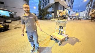 Engelli oğlunu tasarladığı özel sehpa ile sokak sokak gezdiriyor