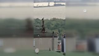 Cezaevi firarisi, polisten kaçarken sıkıştığı evin bacasında yakalandı