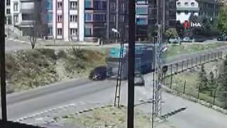 Ankara'da tır ile iki otomobilin karıştığı kaza kamerada