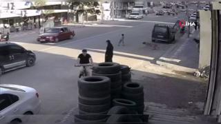 Köpeğin kovaladığı çocuk aracın altında kalmaktan son anda kurtuldu