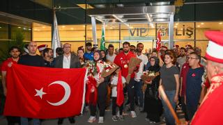 Paris 2024'te madalya kazanan paralimpik sporcular Ankara'ya geldi