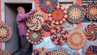 Buğday saplarını 65 yıldır sanata dönüştürüyor