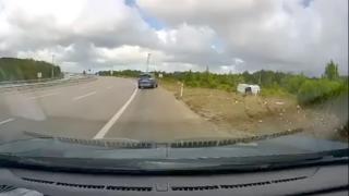 Yolda savrulan araç böyle takla attı