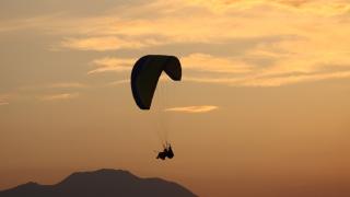 Yamaç paraşütü tutkunları Van semalarında uçtu