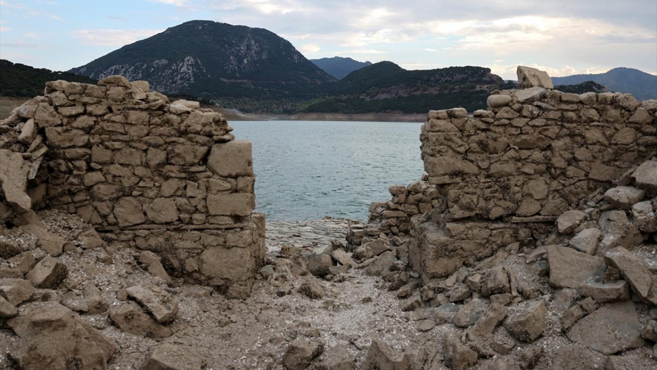 Mornos Barajı`nın suyu altındaki köy kuraklık nedeniyle yeniden görünür oldu
