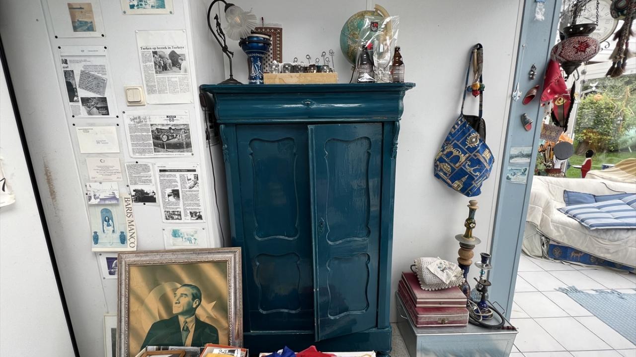 Evinin salonunu Türkiye`den getirilen eşya süslüyor