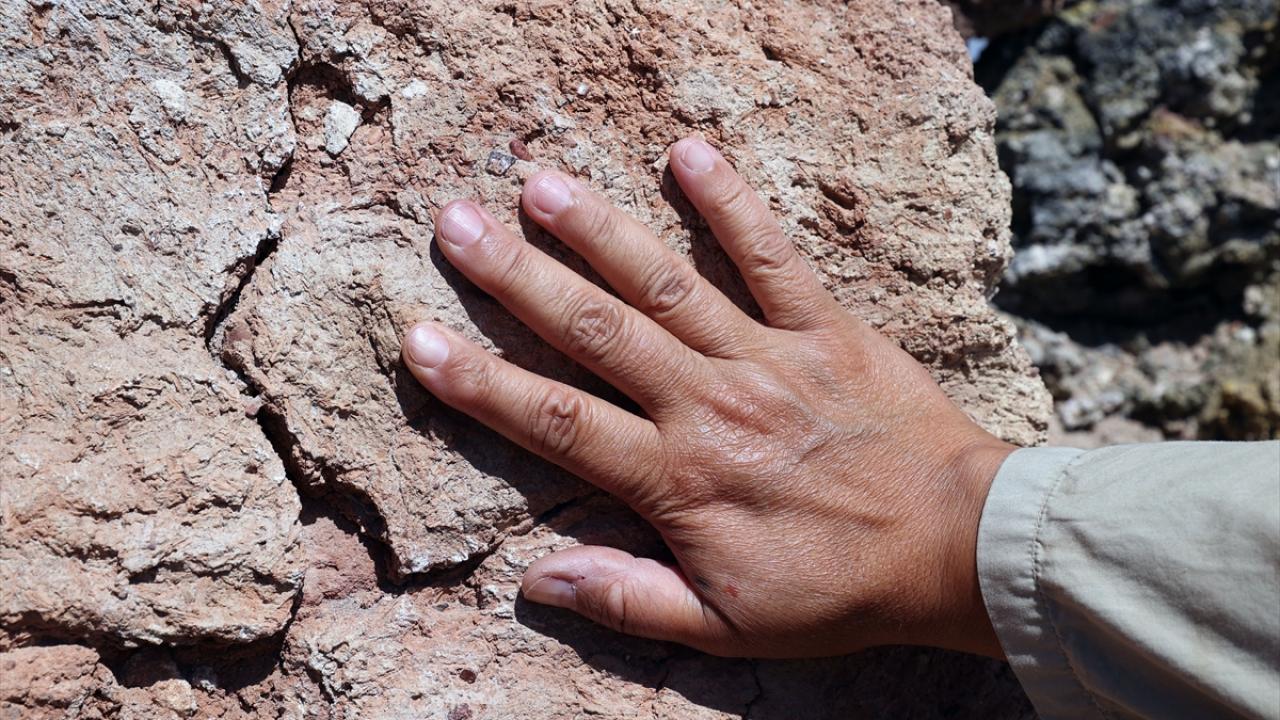 "8 el baskısı ve sıvama izi var"
