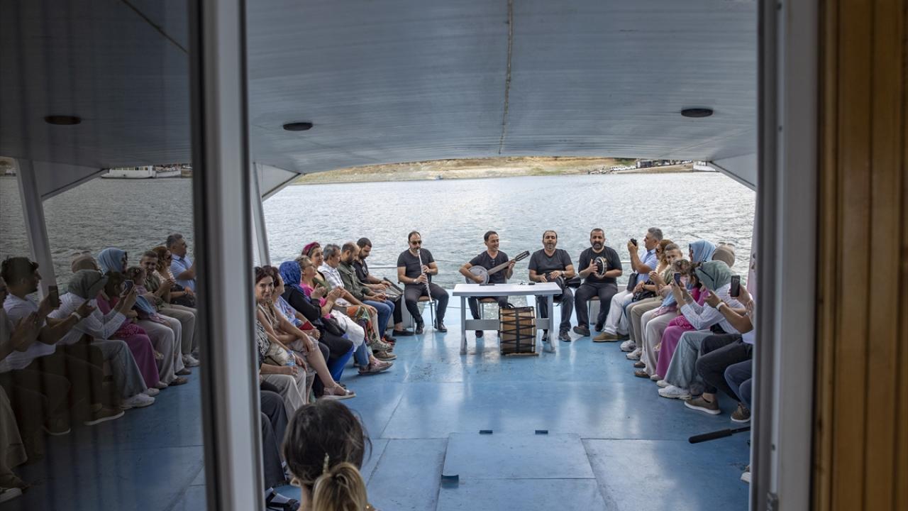 Müzik etkinliğiyle eğlenceli anlar yaşıyorlar