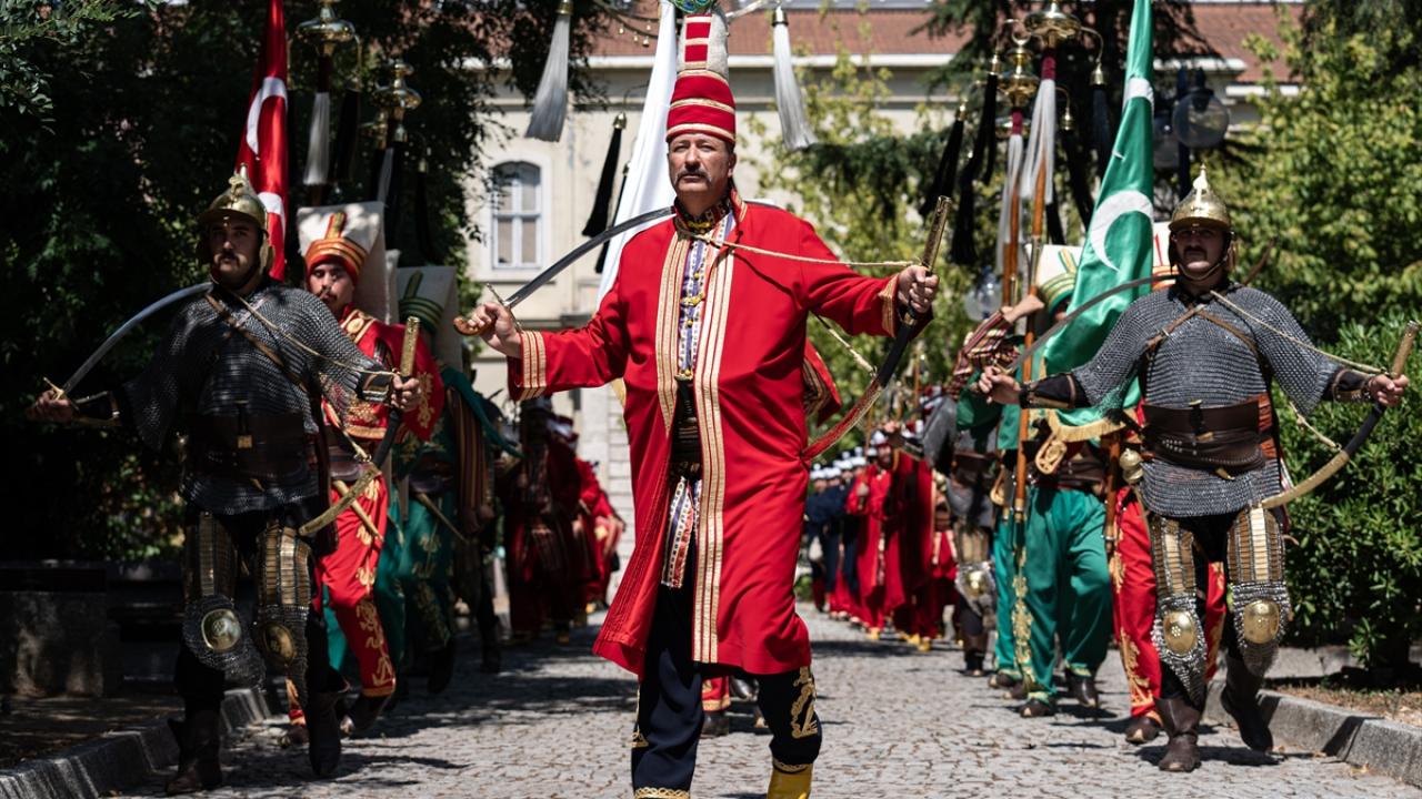 Bağımsızlık, devlet ve İslamiyet`i temsilen 3 sancak