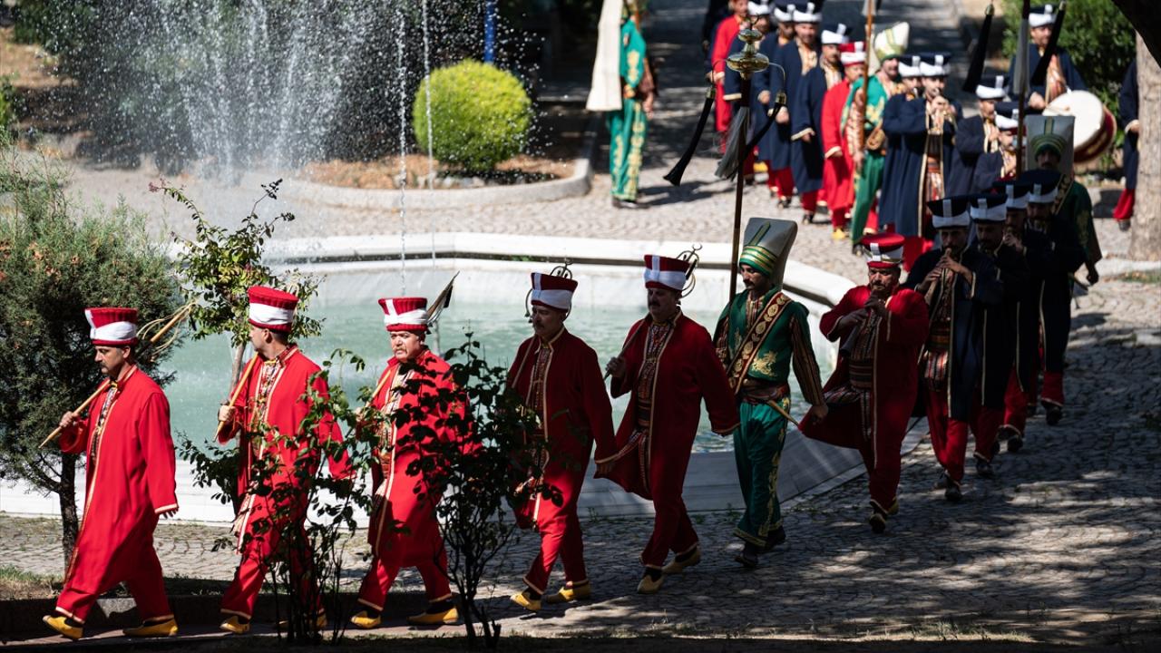 Yurt içi ve yurt dışında faaliyetlerini sürdürüyor