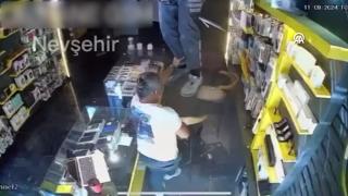 Sayaç okumak için girdiği binada bastığı yer çöktü, telefoncu dükkanının tavanında asılı kaldı