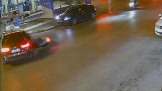 Sürücü ani manevra yaptı, motosikletli genç otomobile çarptı: Kaza anı kamerada