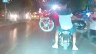 Motosikletin üzerinde motosiklet taşıdılar