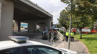 Kontrolden çıkan araç üst geçitten aşağıya düştü: O anlar kamerada