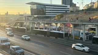 Beylikdüzü-Söğütlüçeşme seferini yapan metrobüsün lastiği fırladı