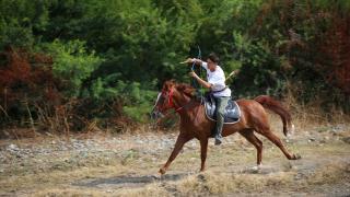 Genç sporcu Arda, atlı okçulukta şampiyonluklar istiyor