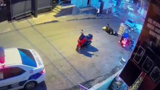 Motosikletle denetimden kaçmaya çalışırken polise çarptı