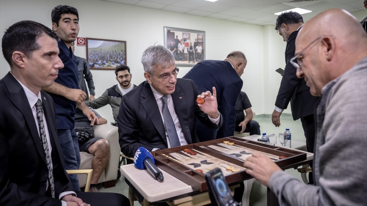 Kendisiyle tavla oynamak isteyen gaziyi kırmadı