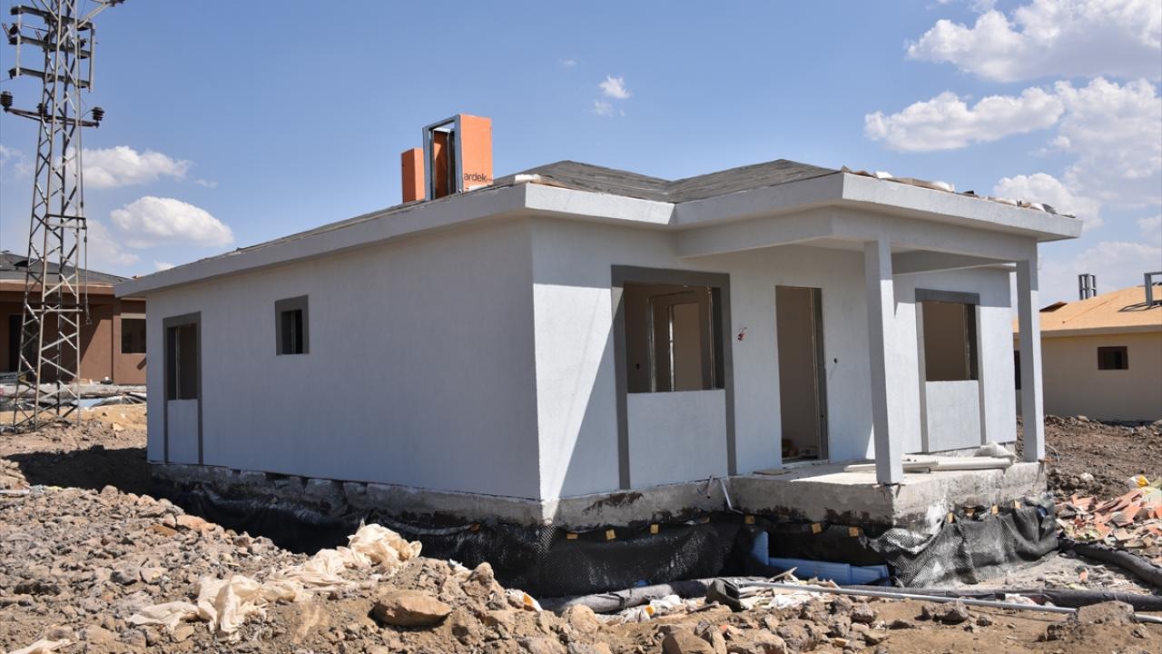 Ağır hasarlı binalarda yıkım bitme aşamasında