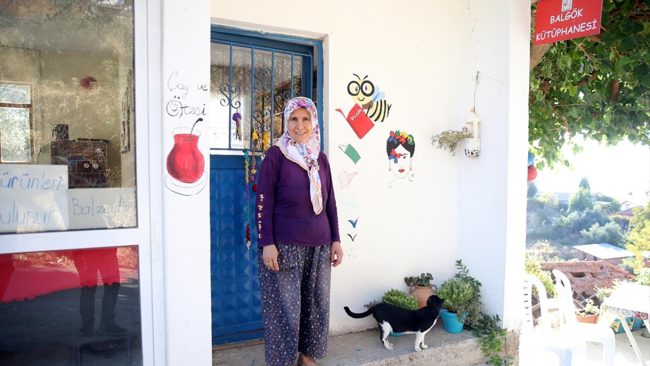 "Sağ olsun Neriman ablamız bize istediğimiz kitabı veriyor"