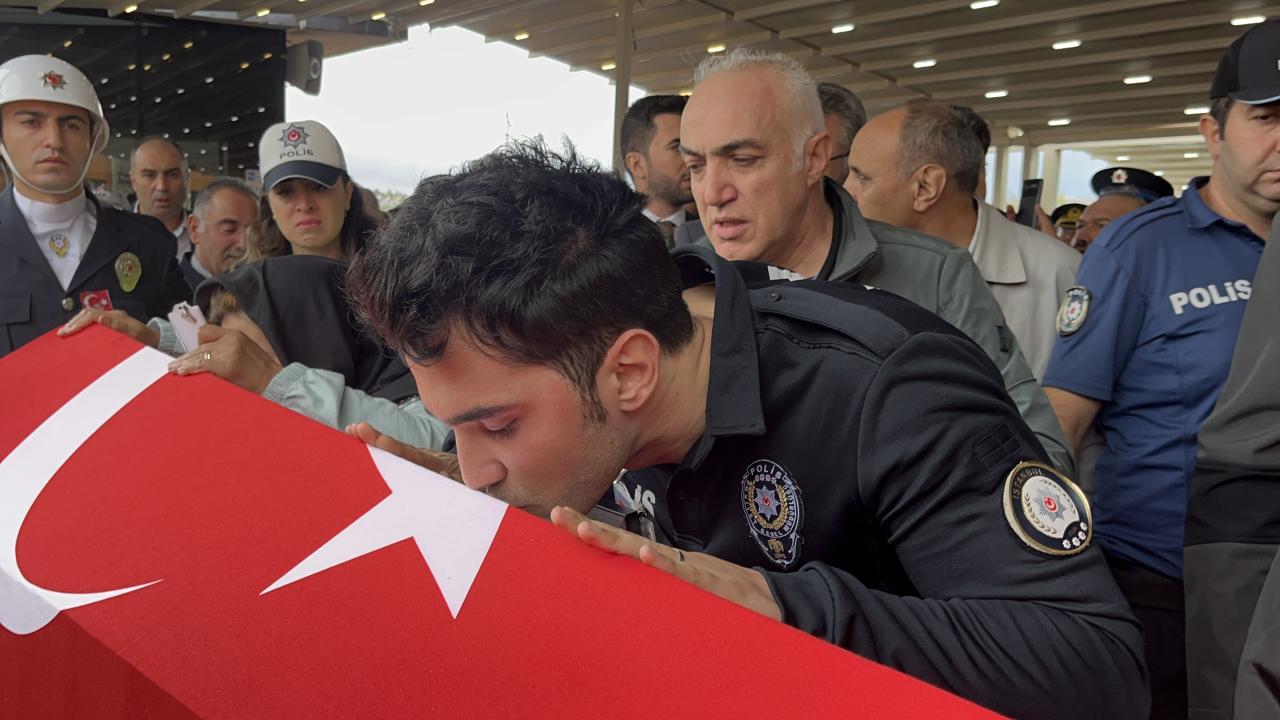 Eşi tabutunu öperek son yolculuğuna uğurladı