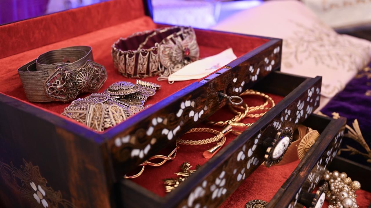 Çeyiz sandığının her aşaması dayanışma içeriyor