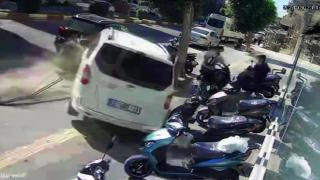 Kaldırıma çıkan otomobilin altında kalmaktan son anda kurtuldular