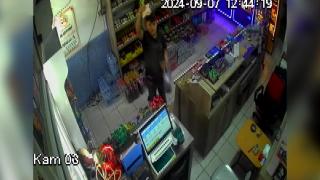 Market sahibi yoktu, aldıklarını kameraya gösterip parasını bıraktı