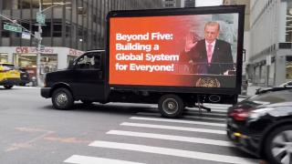 Cumhurbaşkanı Erdoğan'ın “Dünya Beşten Büyüktür” sözü New York sokaklarında