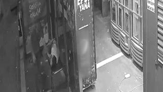 Durakta uyuyakalınca telefon ve cüzdanını çaldırdı: O anlar kamerada