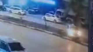 Direksiyon hakimiyetini kaybetti, orta refüjdeki ağaca çarparak durabildi