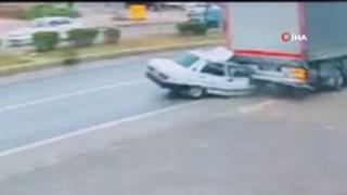 Ankara'da otomobil park halindeki tıra çarptı: 1 ölü