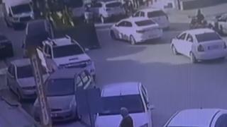 İş makinesiyle 4 araca çarptı, arkasına bakmadan kaçtı