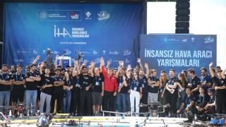 Selçuk Bayraktar, TEKNOFEST 2024 insansız hava aracı yarışlarını izledi