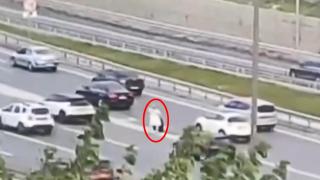 TEM Otoyolu'nun ortasında yürüyen kadın kamerada