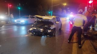 Kırmızıda geçen otomobil kazaya neden oldu: O anlar kamerada