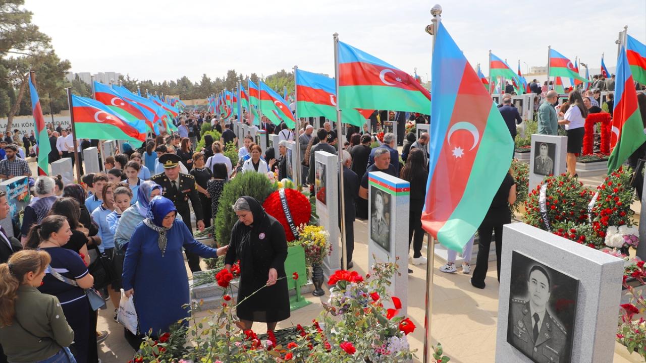 Aliyev, inşası devam eden Zafer Parkı`nı ziyaret etti