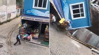 Tek katlı bina yaşlı adamın üzerine çöktü: O anlar kamerada