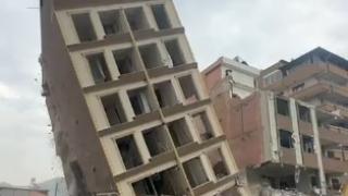 8 katlı bina iş makinesinin bir darbesiyle yerle bir oldu