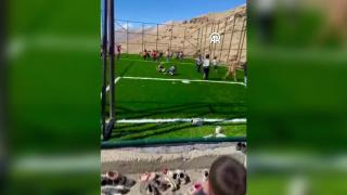 Halı saha kirlenmesin diye ayakkabılarını çıkardılar