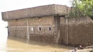 Hindistan'da nehir kıyısındaki binalar çöktü