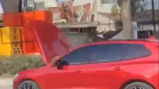 Trafikte tehlikeli yolculuk: Kaputu açık ilerledi